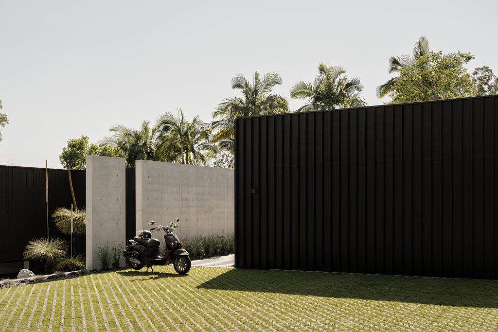 Blackwood-Doonan-Modern-Contemporary-Home-facade