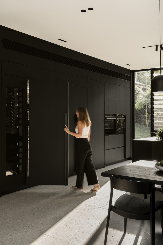 Blackwood-Doonan-Modern-Contemporary-Home-black-kitchen