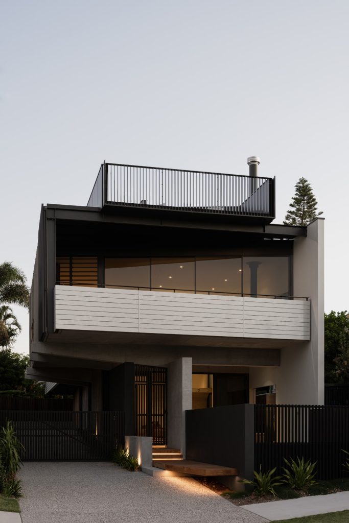 modern-coastal-home-by-gold-leaf-inspired-by-frank-lloyd-wright-exterior-front-facade
