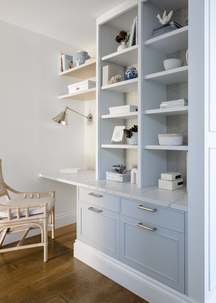 Darren-james-interiors-gold-coast-home-library-or-study-area-with-lamp-and-shelves
