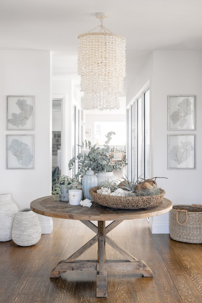 Darren-james-interiors-gold-coast-home-decorative-table-in-the-middle-of-the-hallway