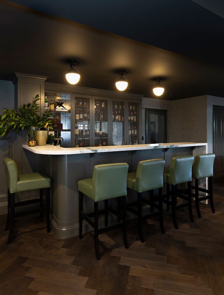 Highgate House - mini bar with bar stools and counter at night